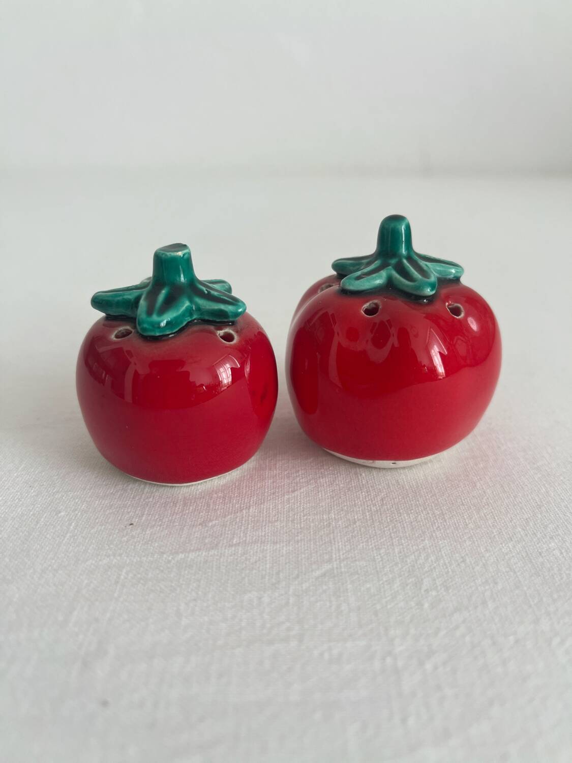 Salière et poivrier tomate en barbotine vintage
