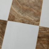 Table d'échecs en onyx sur pied en bois