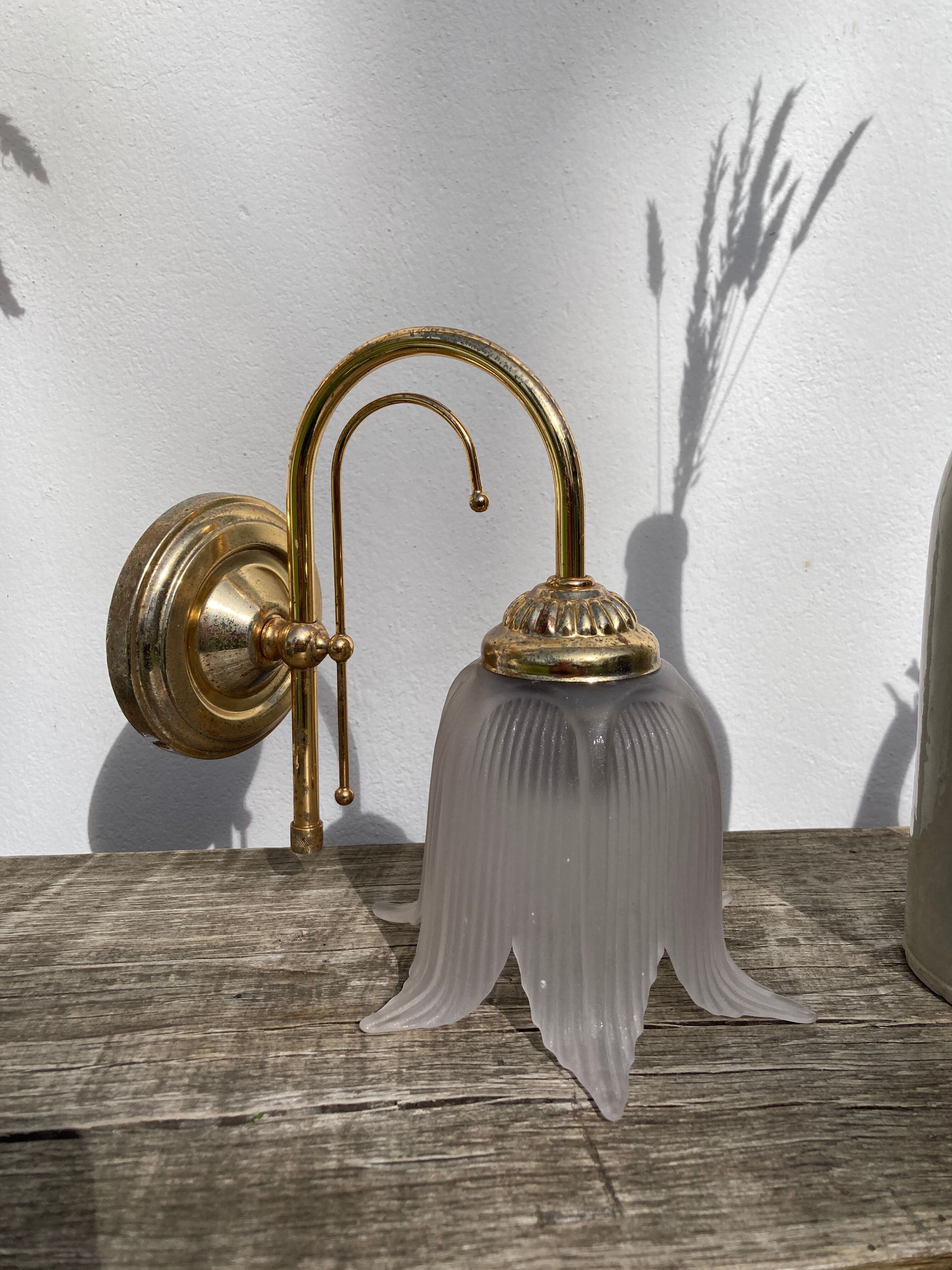 Flower wall lamp in glass and gilded metal