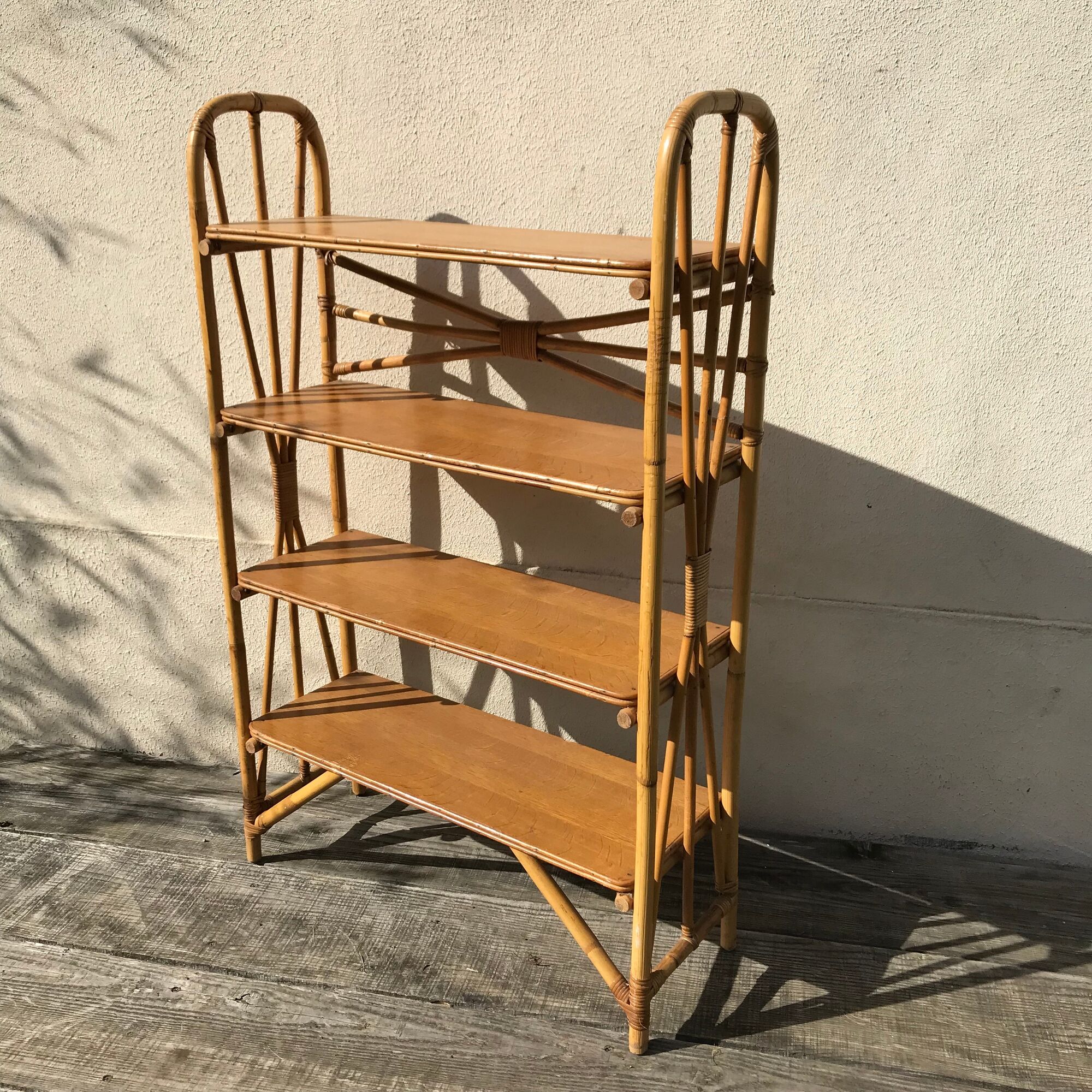 Étagère sur pieds en rotin et chêne vintage 1950-60