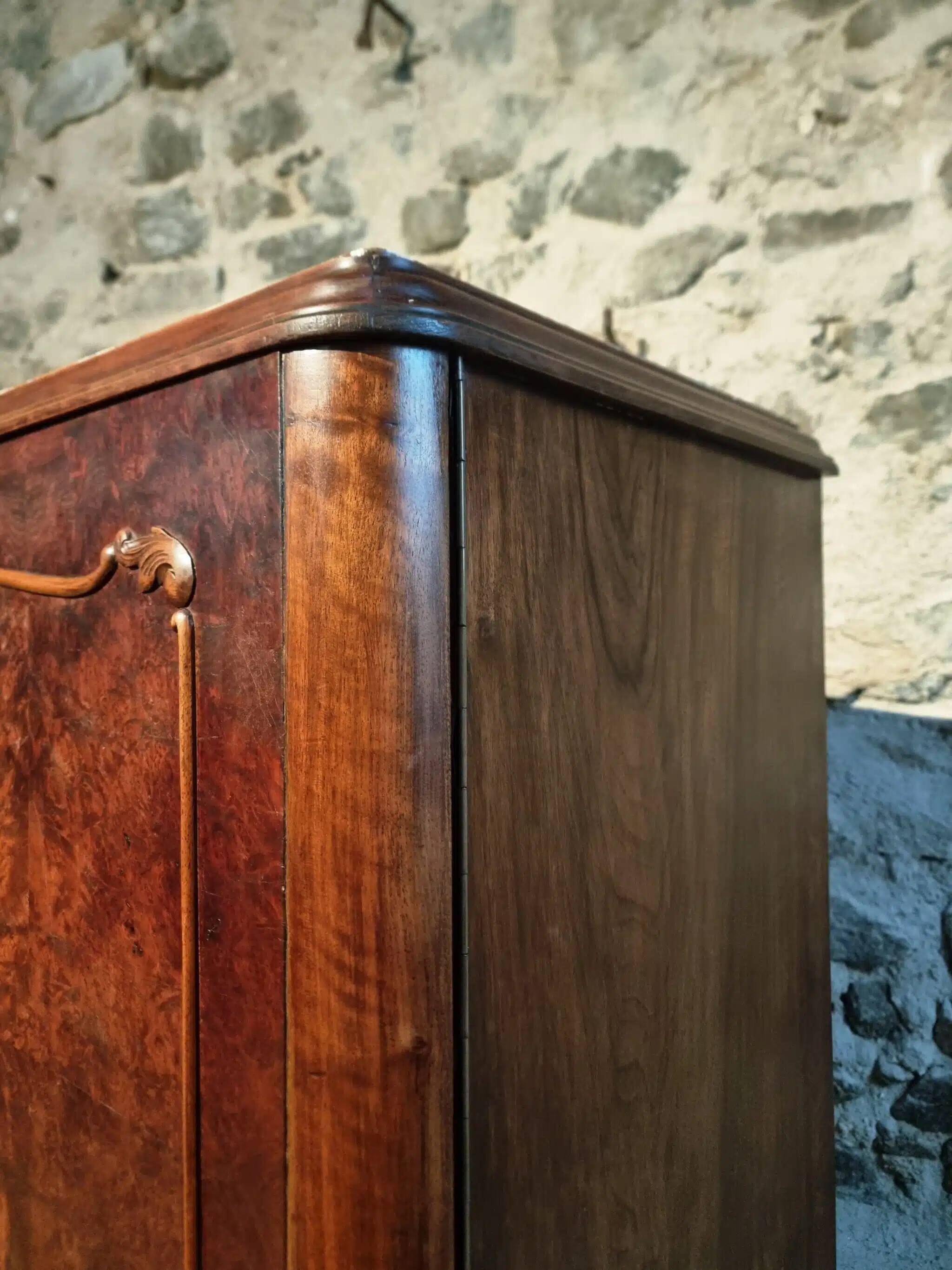 Buffet art déco français en noyer et acajou avec plateau en marbre, fin des années 1920