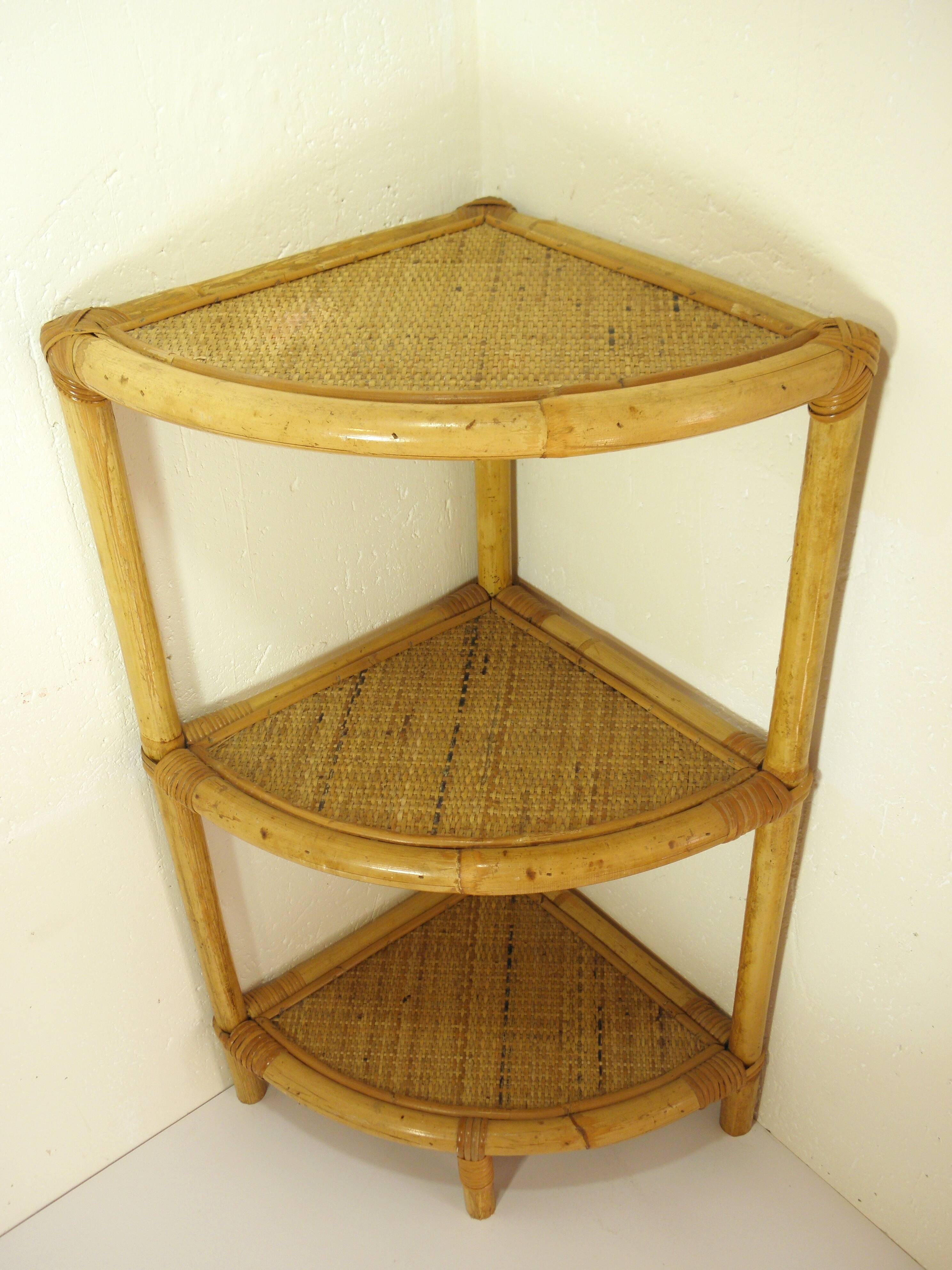 Corner shelf in rattan