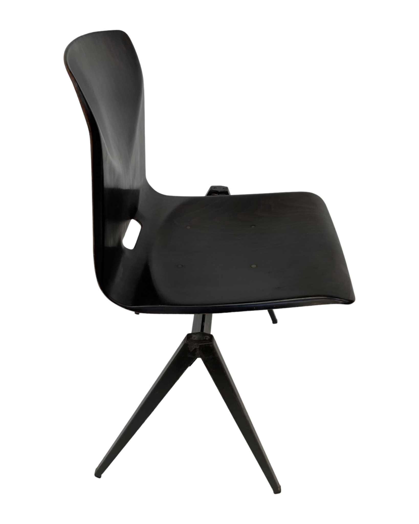Ensemble de quatre chaises d’école empilables