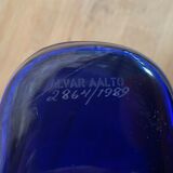 Vase Savoy bleu cobalt par Alvar Aalto , numéroté et signé 1989