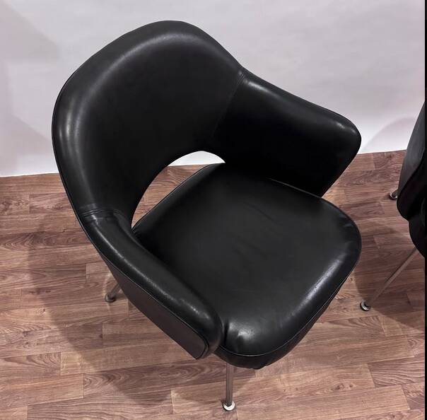 Conference chairs by Eero Saarinen for Knoll