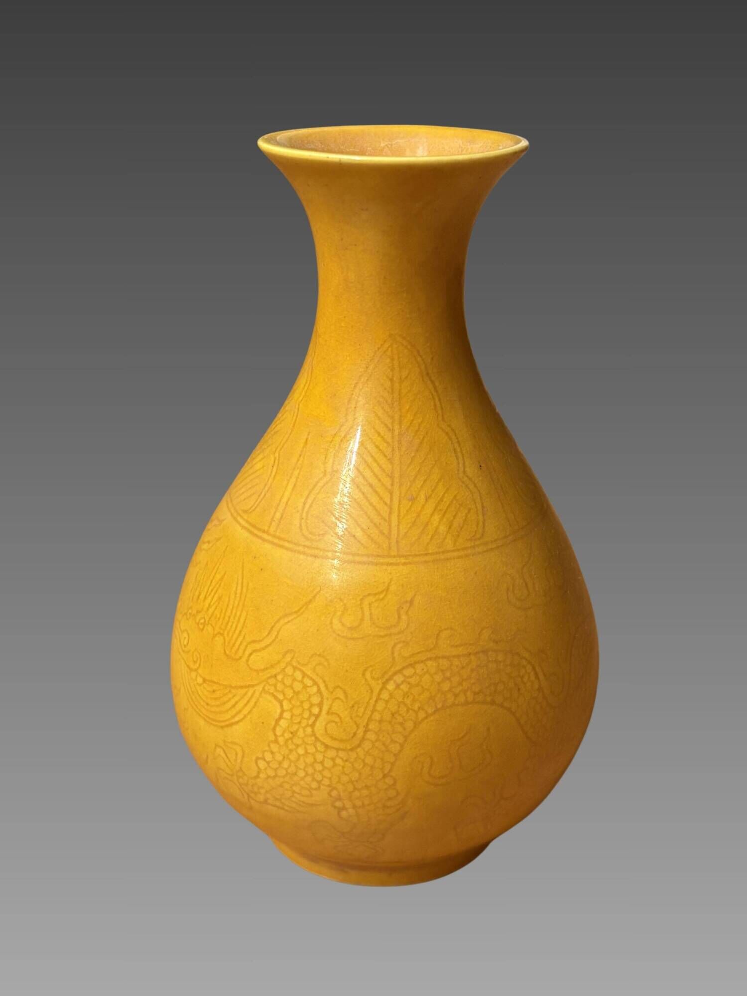 Monochrome yellow incised porcelain vase - China Qing Dynasty
