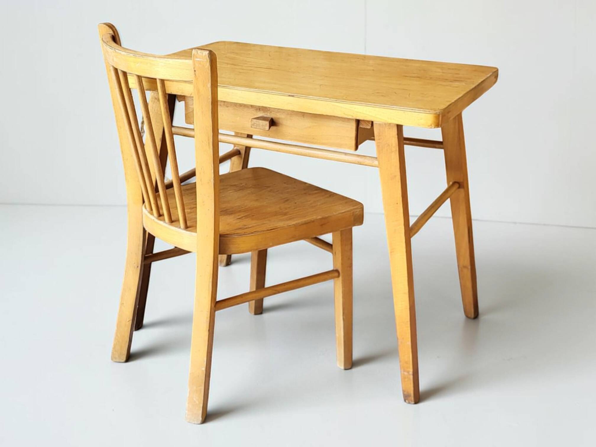 Baumann children's desk