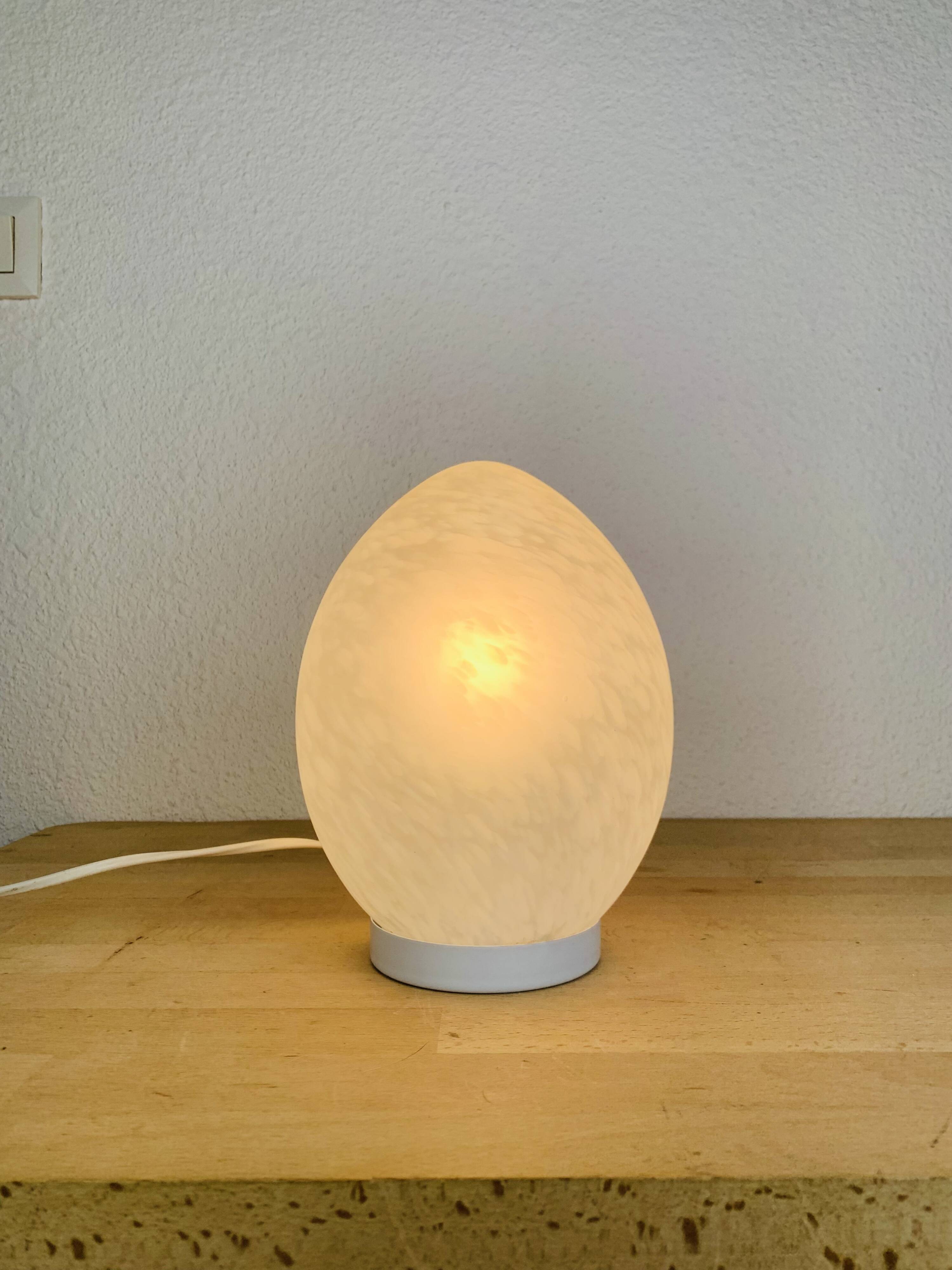 Lampe œuf Domec en verre moucheté de Vianne