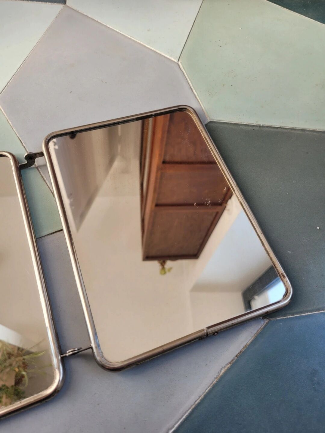 Barber's triptych mirror