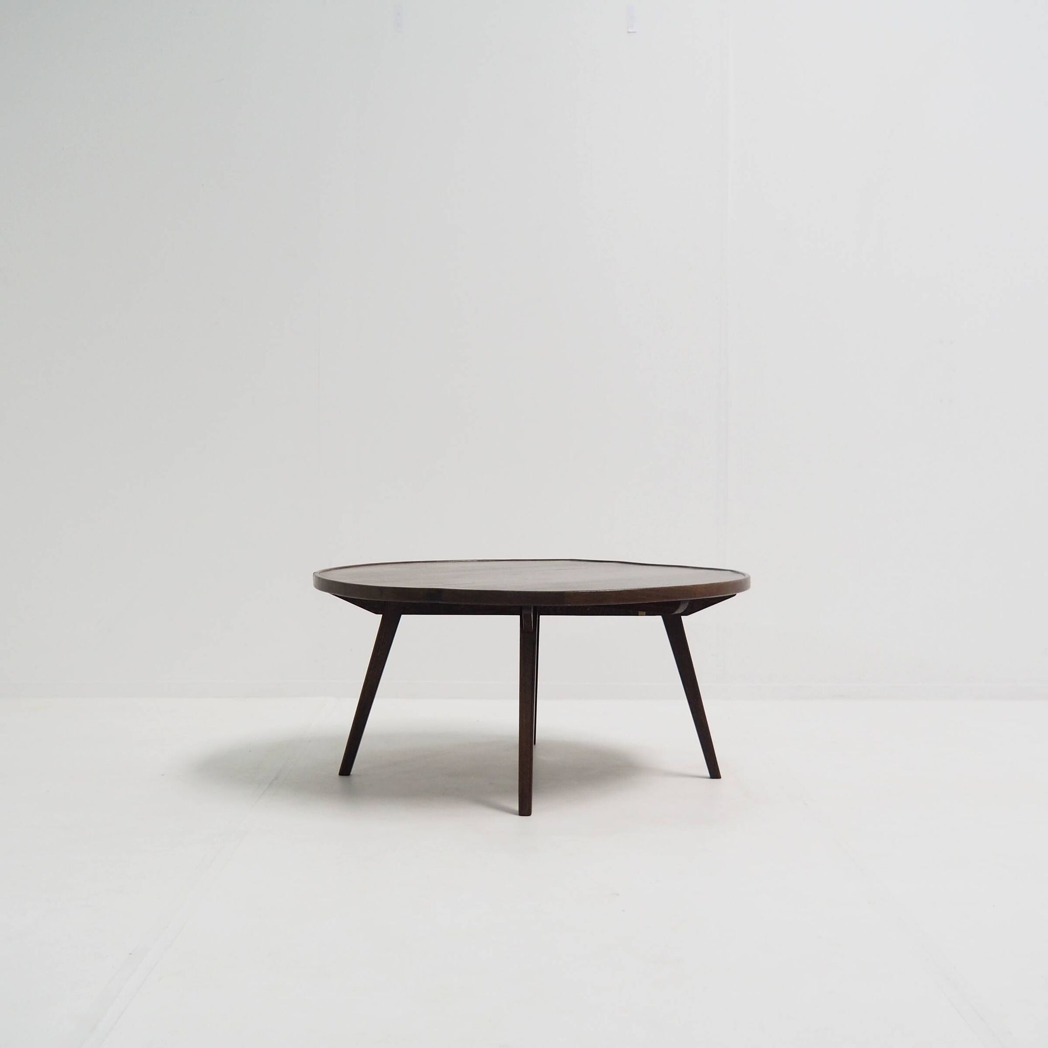 Table basse rurale à l'architecture contemporaine, bois de wengé massif