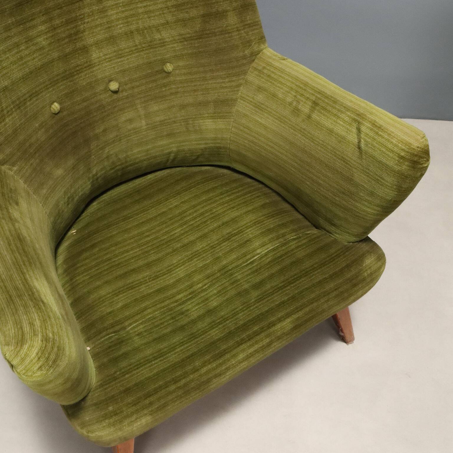 Original vintage green velvet armchairs from Italy, dating from the 1950s.
