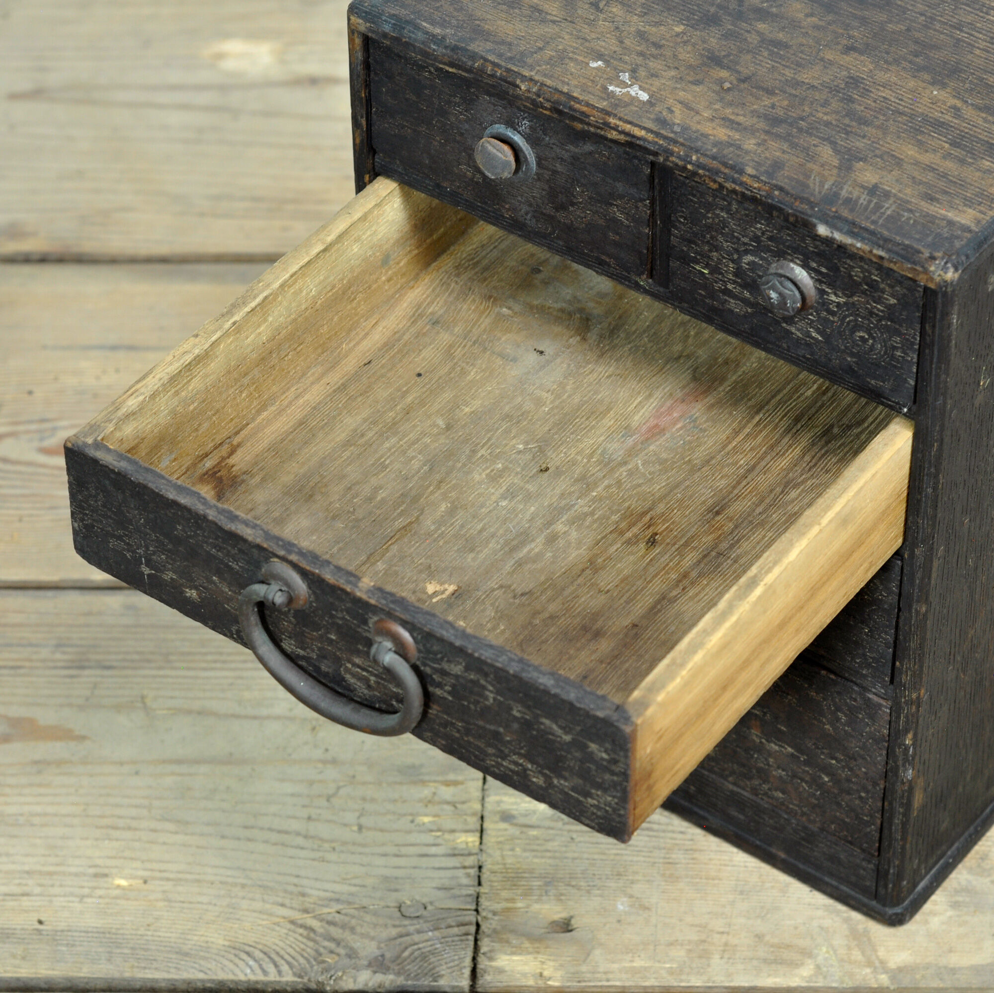 Petite commode japonaise, vers 1900