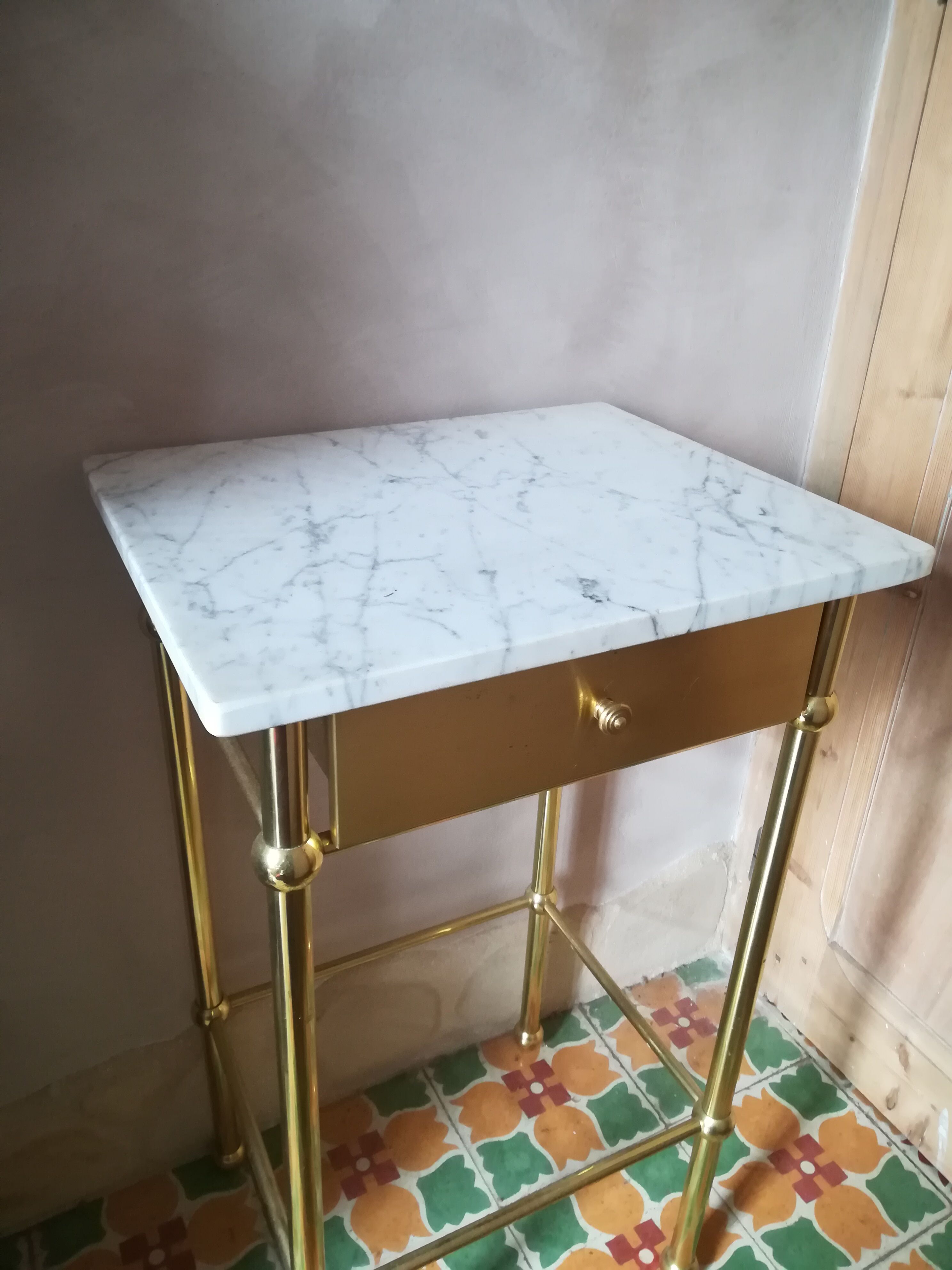 Table d'appoint en laiton et marbre