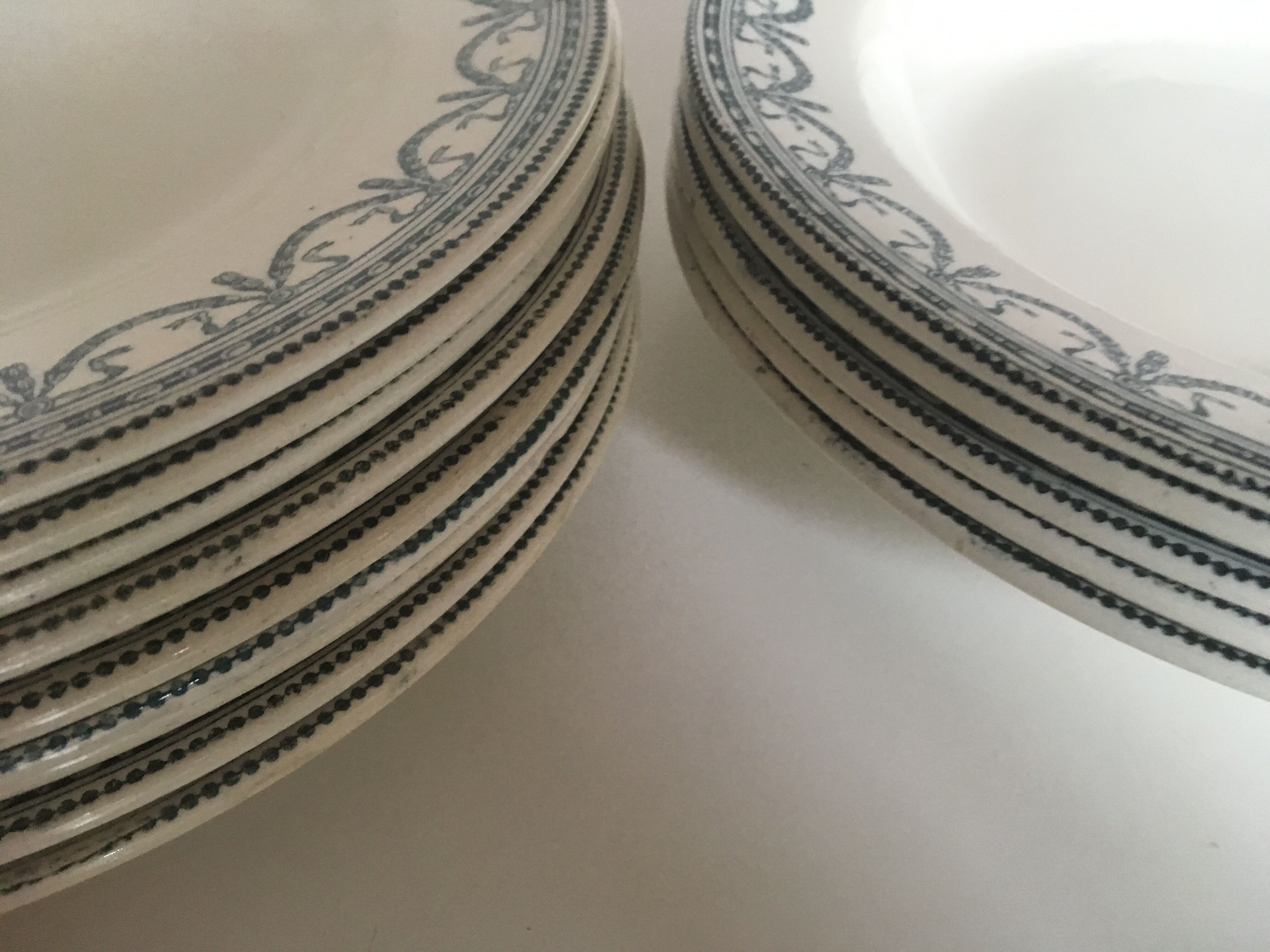 Set de 9 et 6 assiettes en faïence terre de fer de Salins début 20e décor gris vert