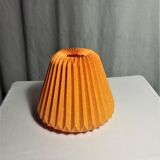 Lampe à pétrole et son abat-jour plié à la main