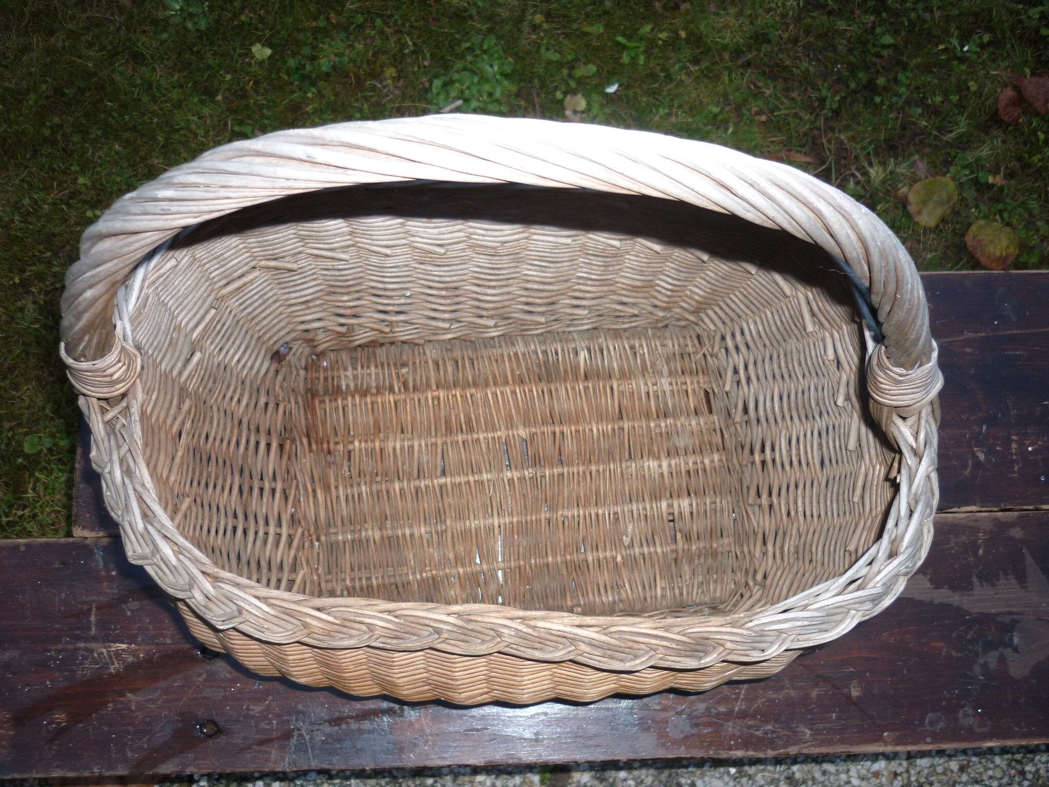 Wicker racing basket with old handle
