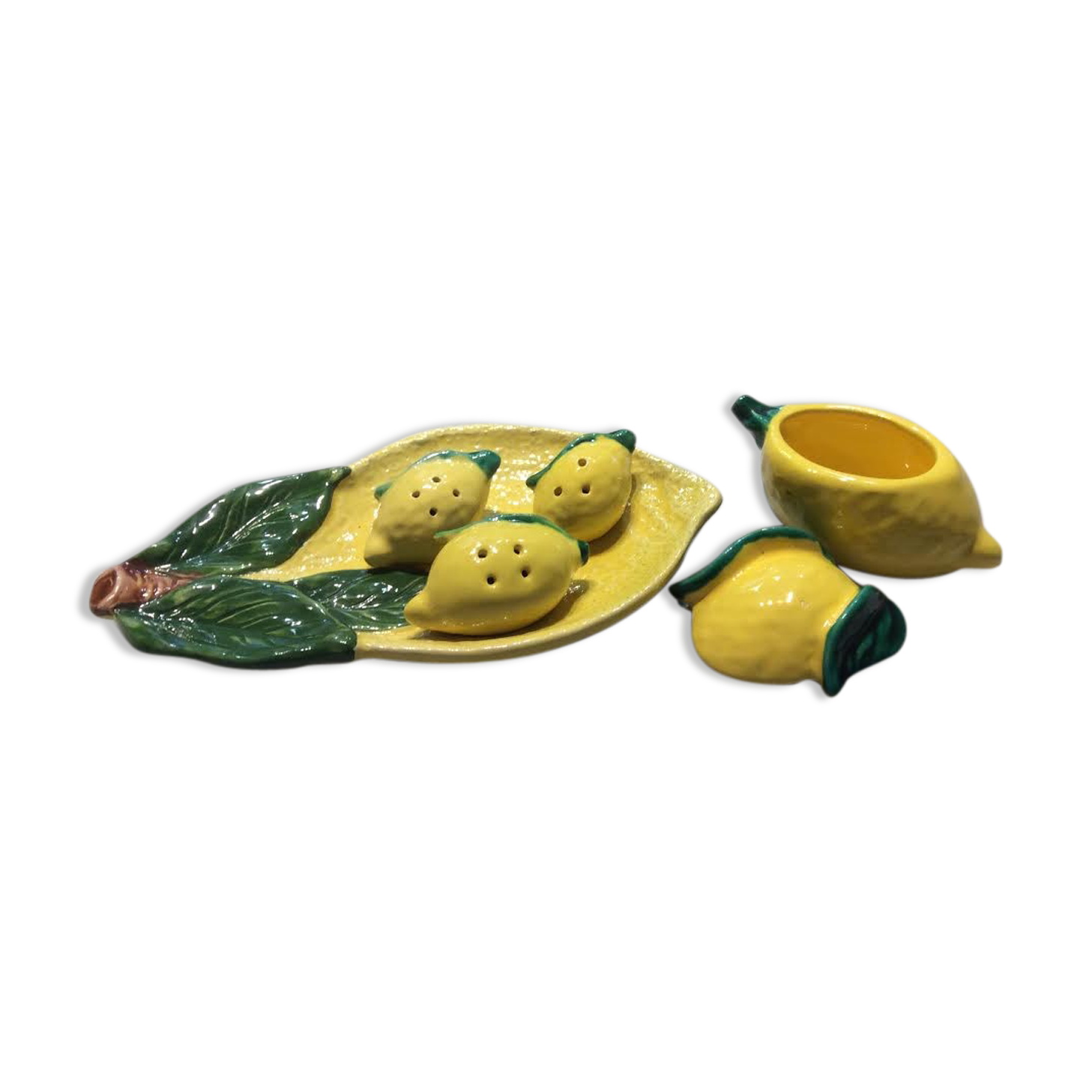 Leaf with salt and pepper shaker