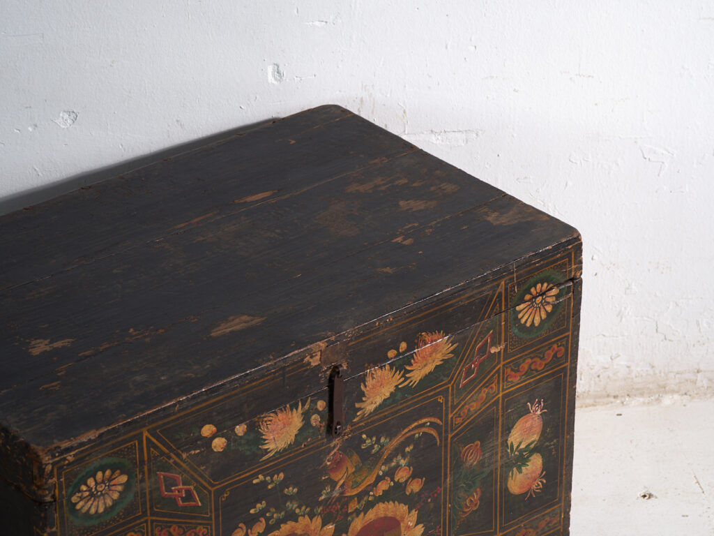 Antique chest painted in pine wood – China, circa 1900