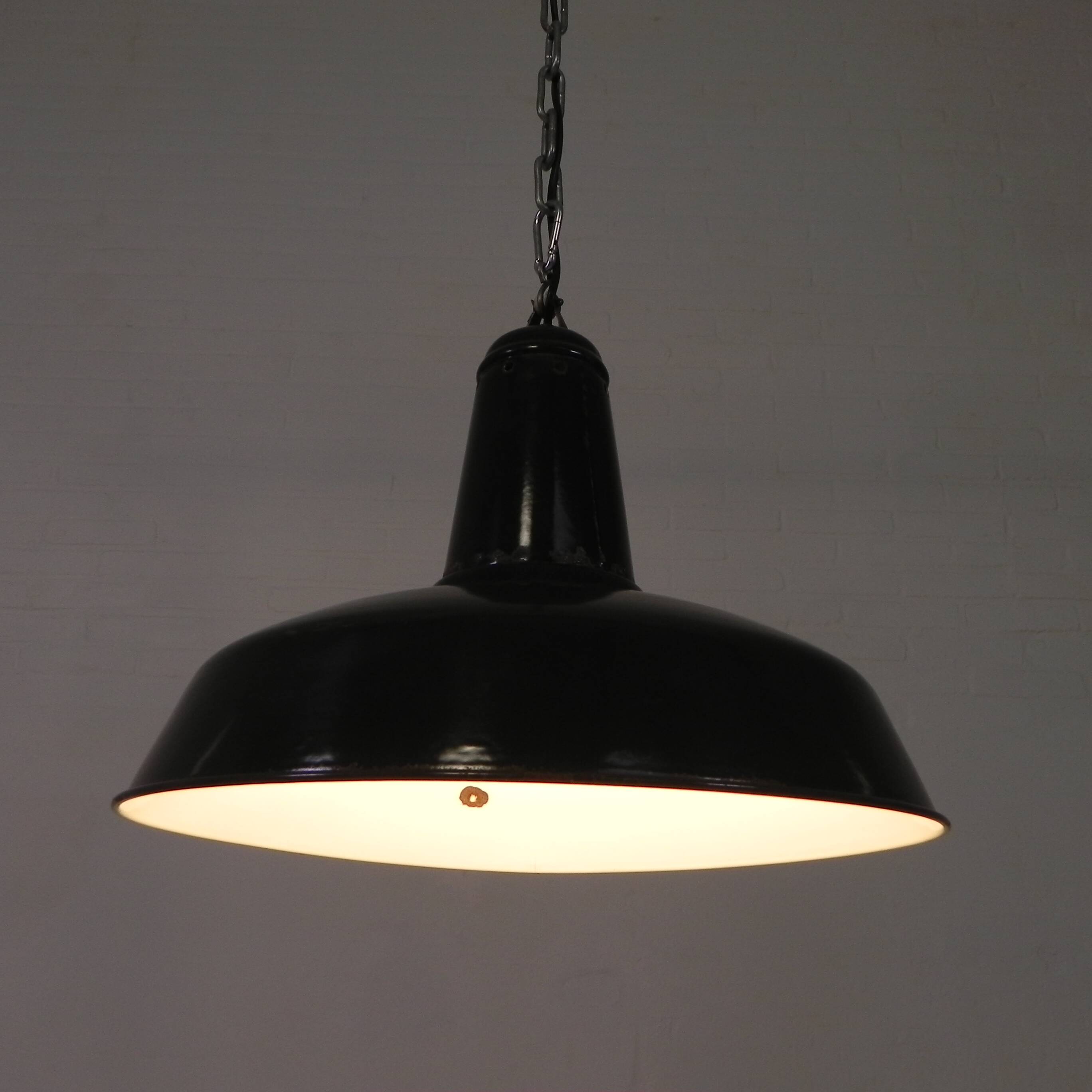Industrial hanging lamp with enamelled steel shade