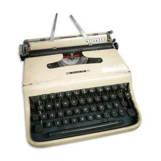 Machine à écrire Olivetti Pluma 22