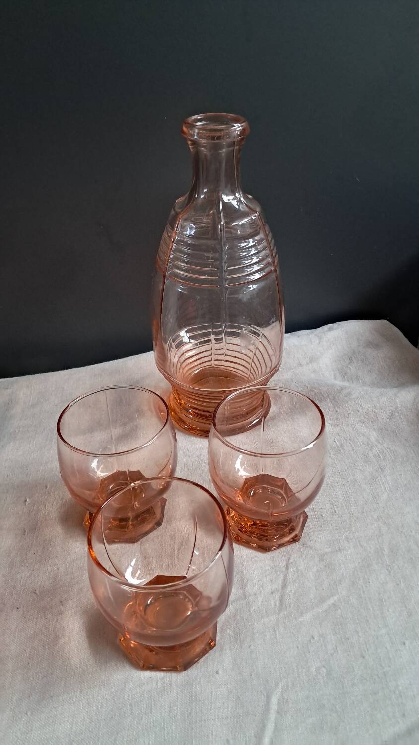Carafe, verres et plateau en verre rose