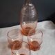 Carafe, verres et plateau en verre rose