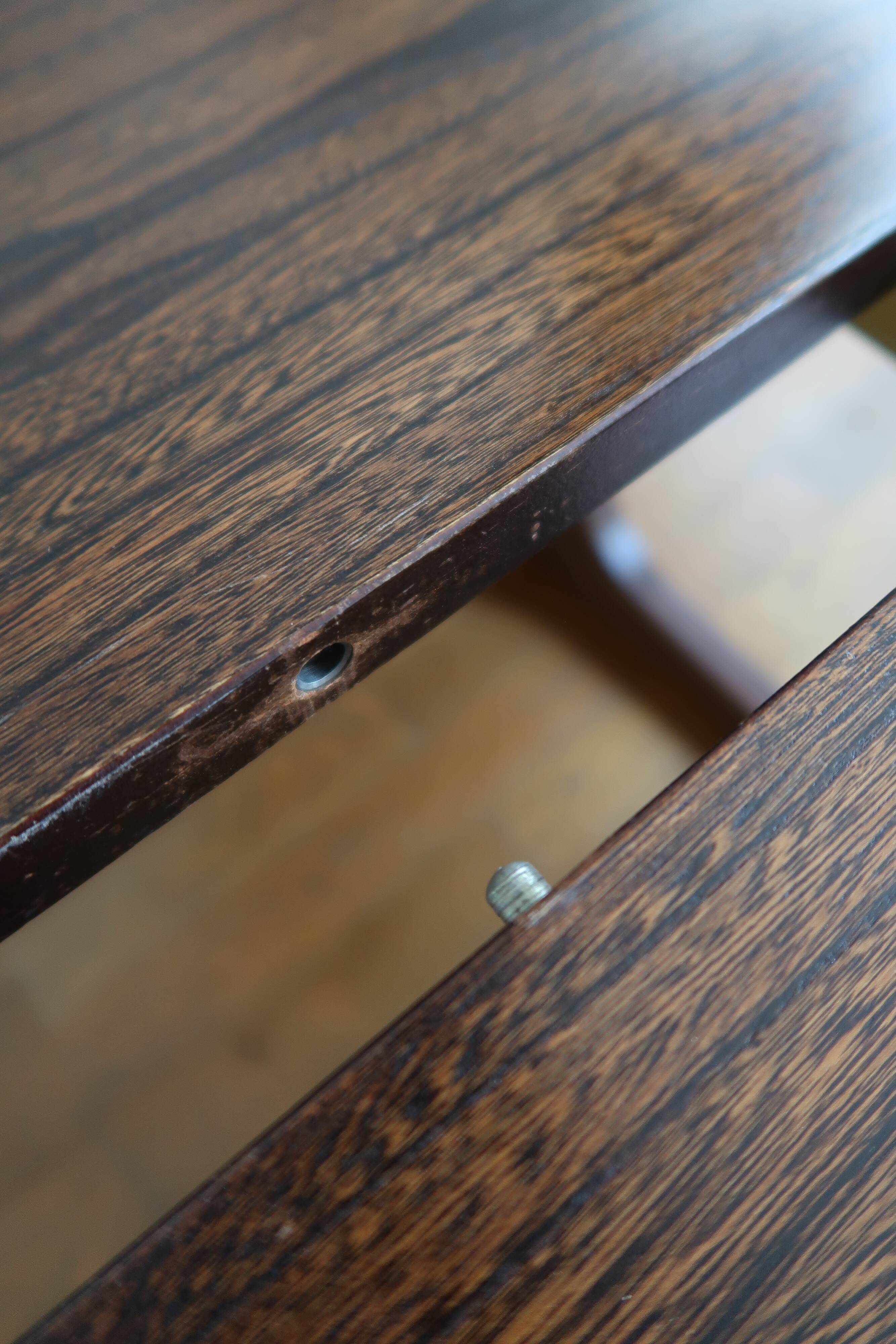 Scandinavian extendable table