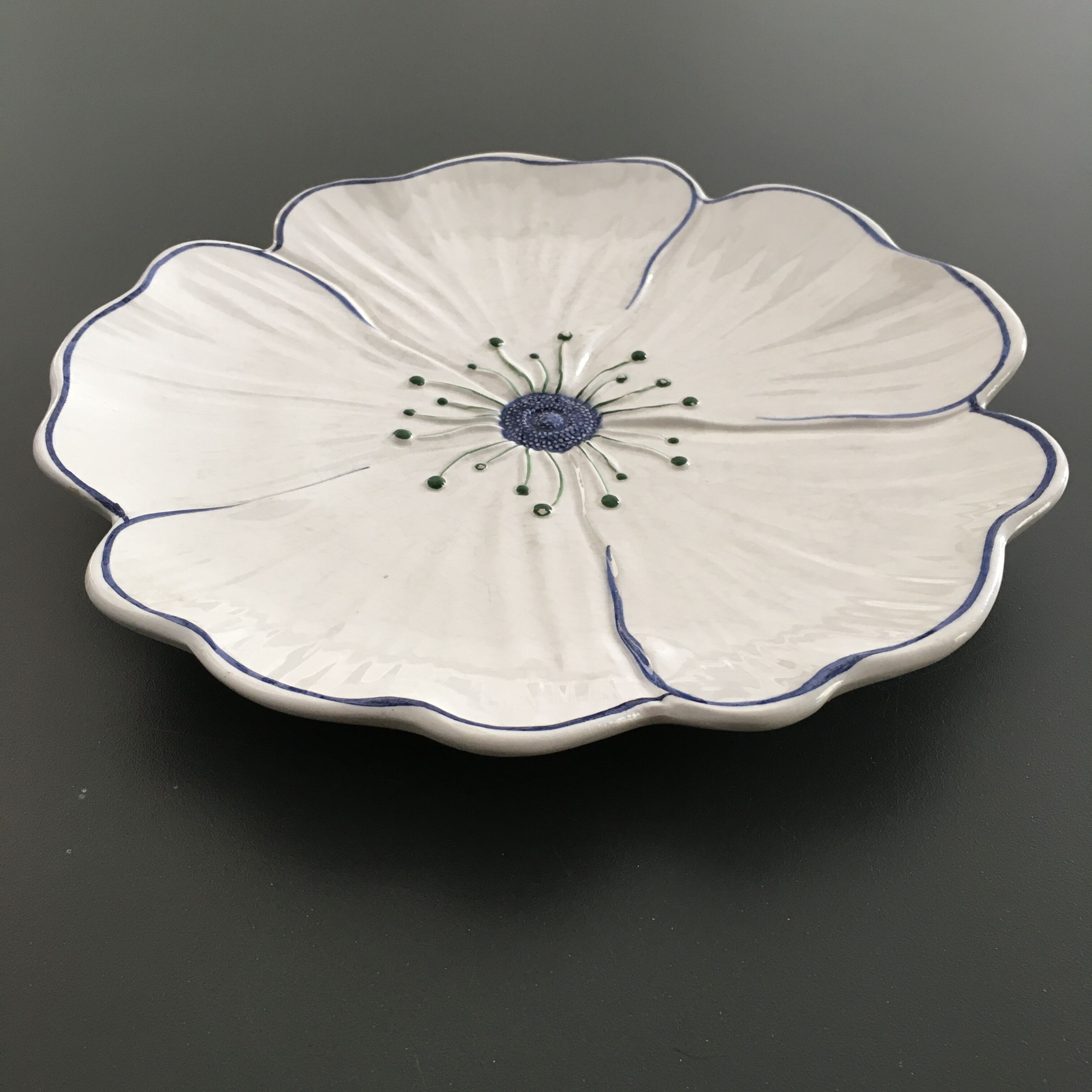 Flower plate in dabbling