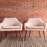 Fauteuils club scandinave bouclé blanc 1960, rénovés, paire de chaises cocktail vintage en bois rembourrés