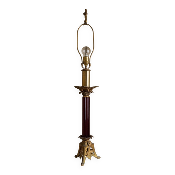 Lampe de table en laiton vintage avec colonne en verre rouge foncé, style Empire, fabriquée aux États-Unis dans les années 1910.