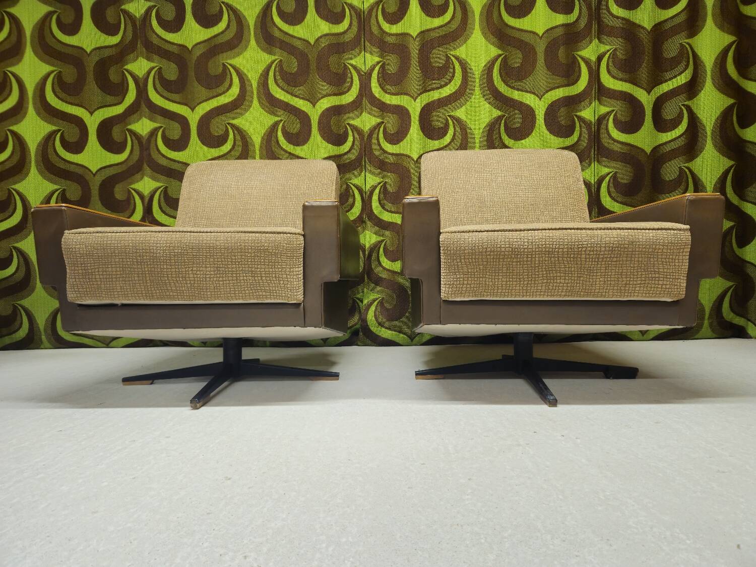 "1970 swivel armchair pair"