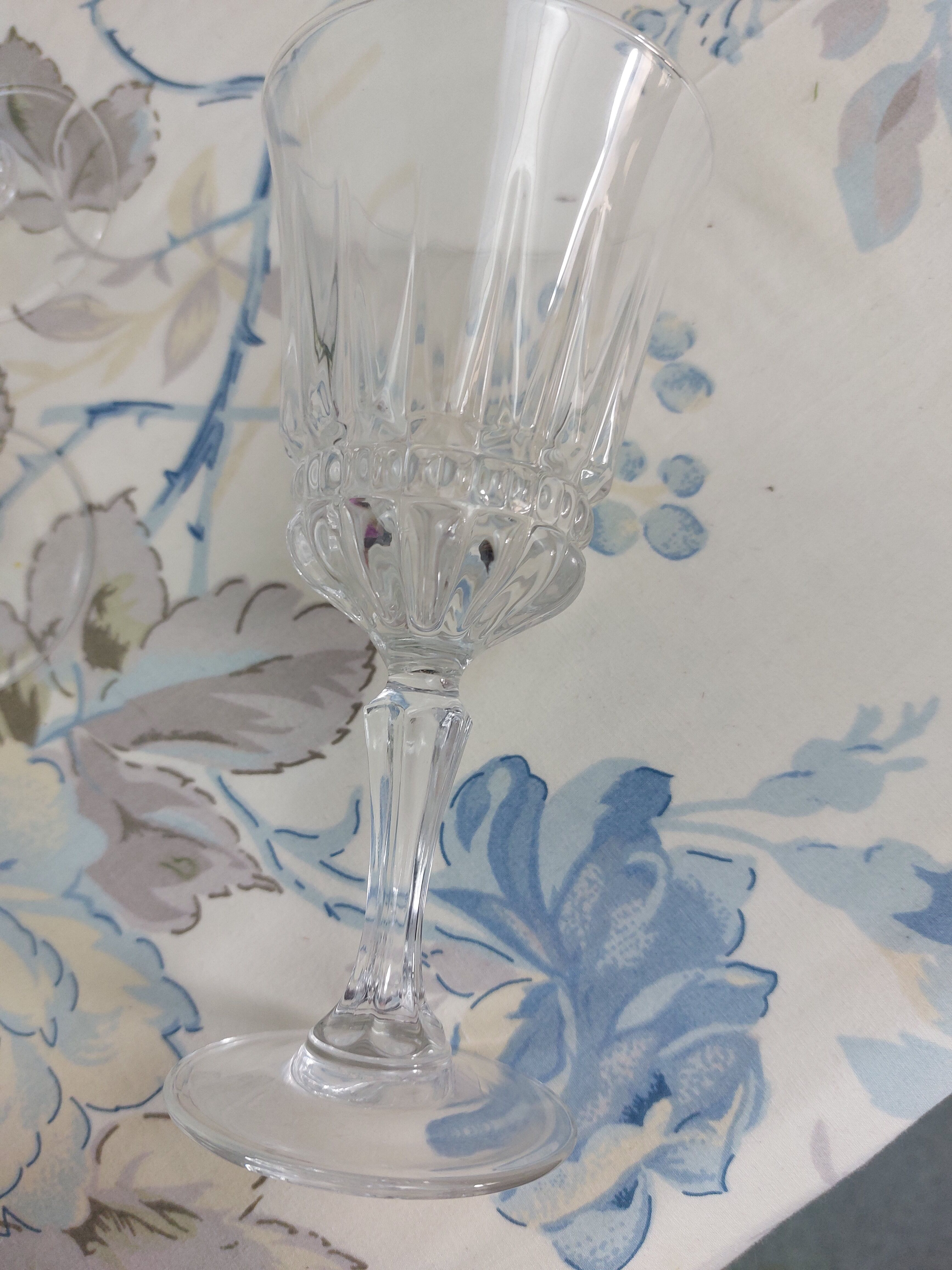 Set of 6 luminarc wine glasses