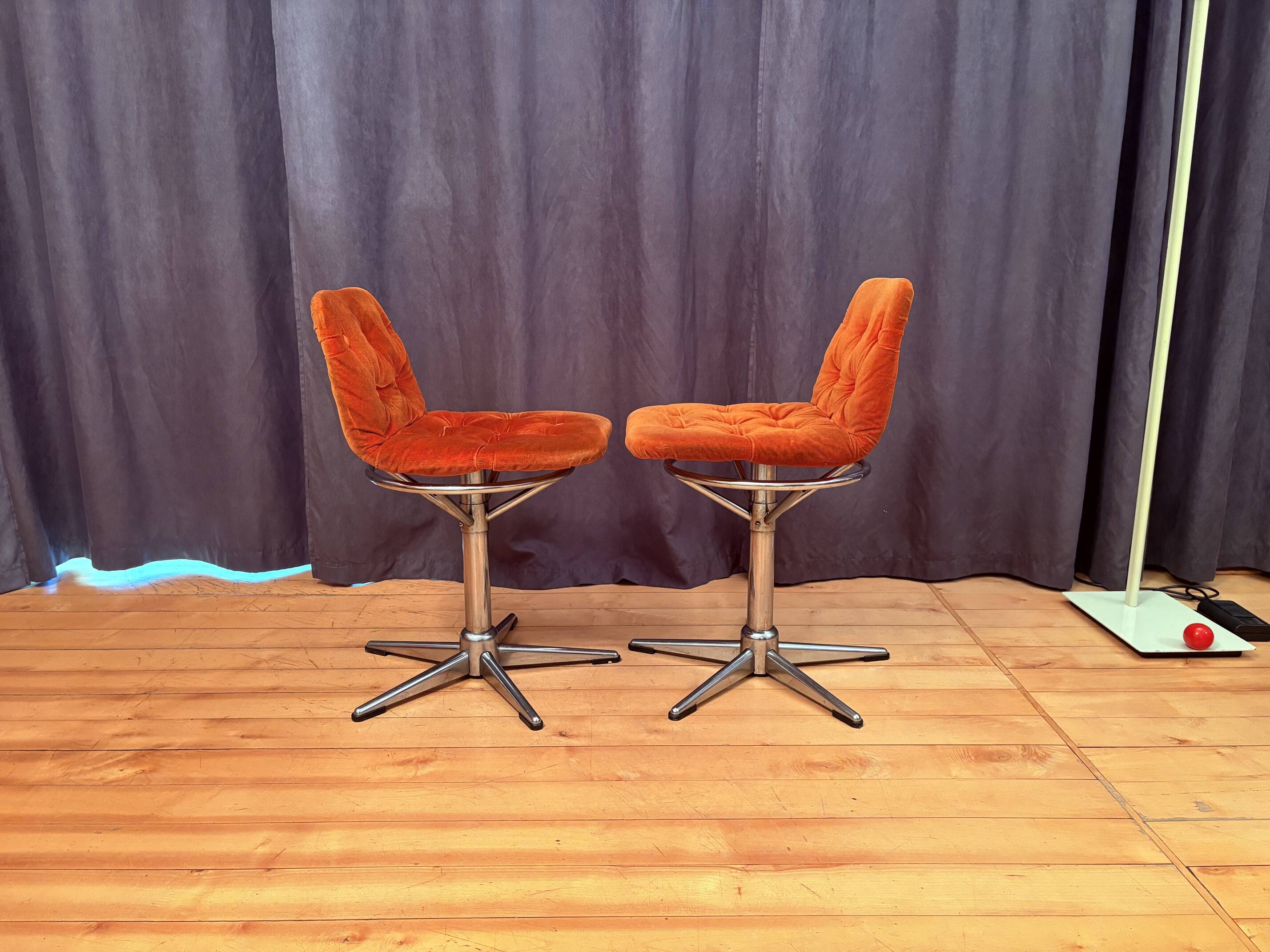 Paire de chaises pivotantes, années 1960