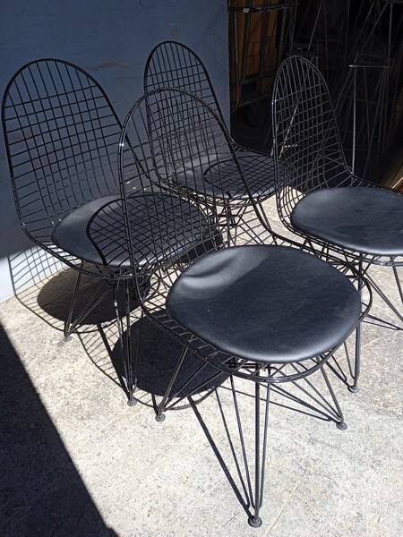 Set of 4 Eames chairs in metal