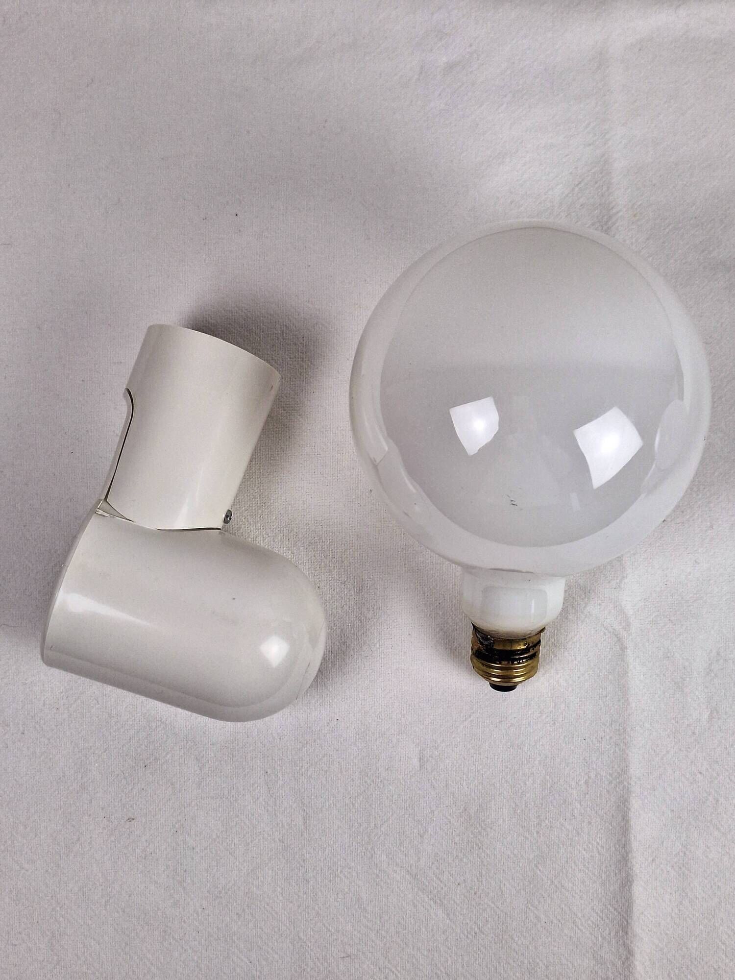 Pair of vintage space age wall lights in white plastic, Allibert 1970 bathroom bedside night light