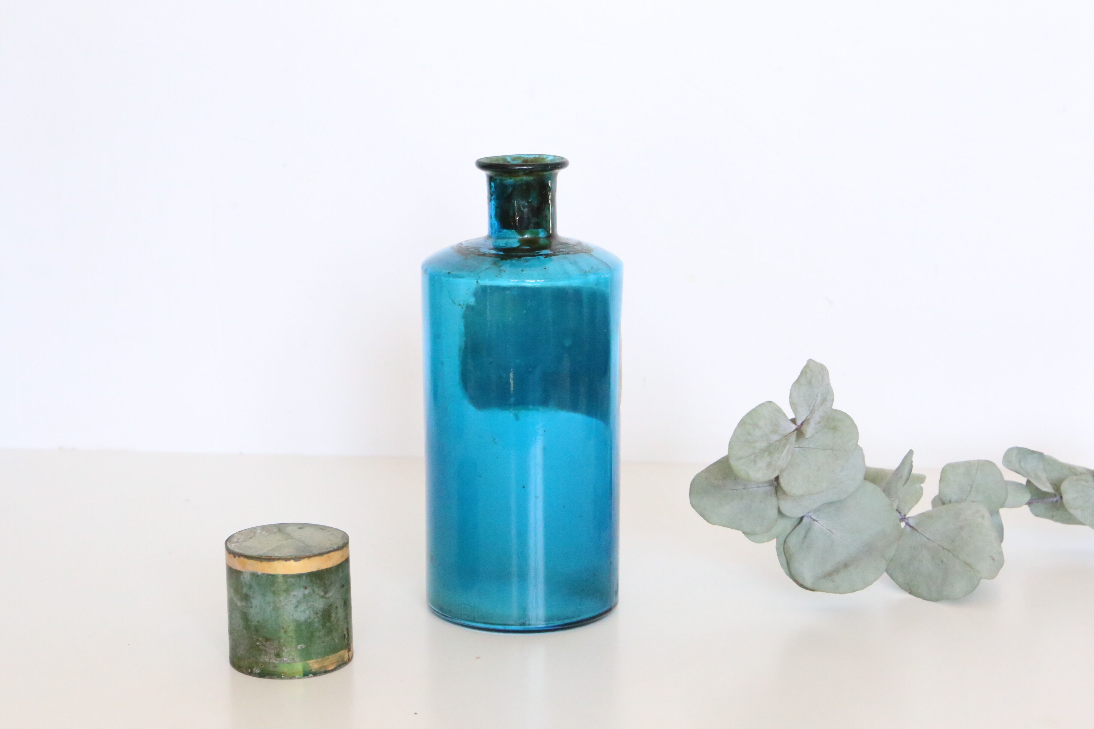 Flacon de pharmacie fin XIxème, rare, en verre bleu et étiquette de porcelaine, antiquité, vintage