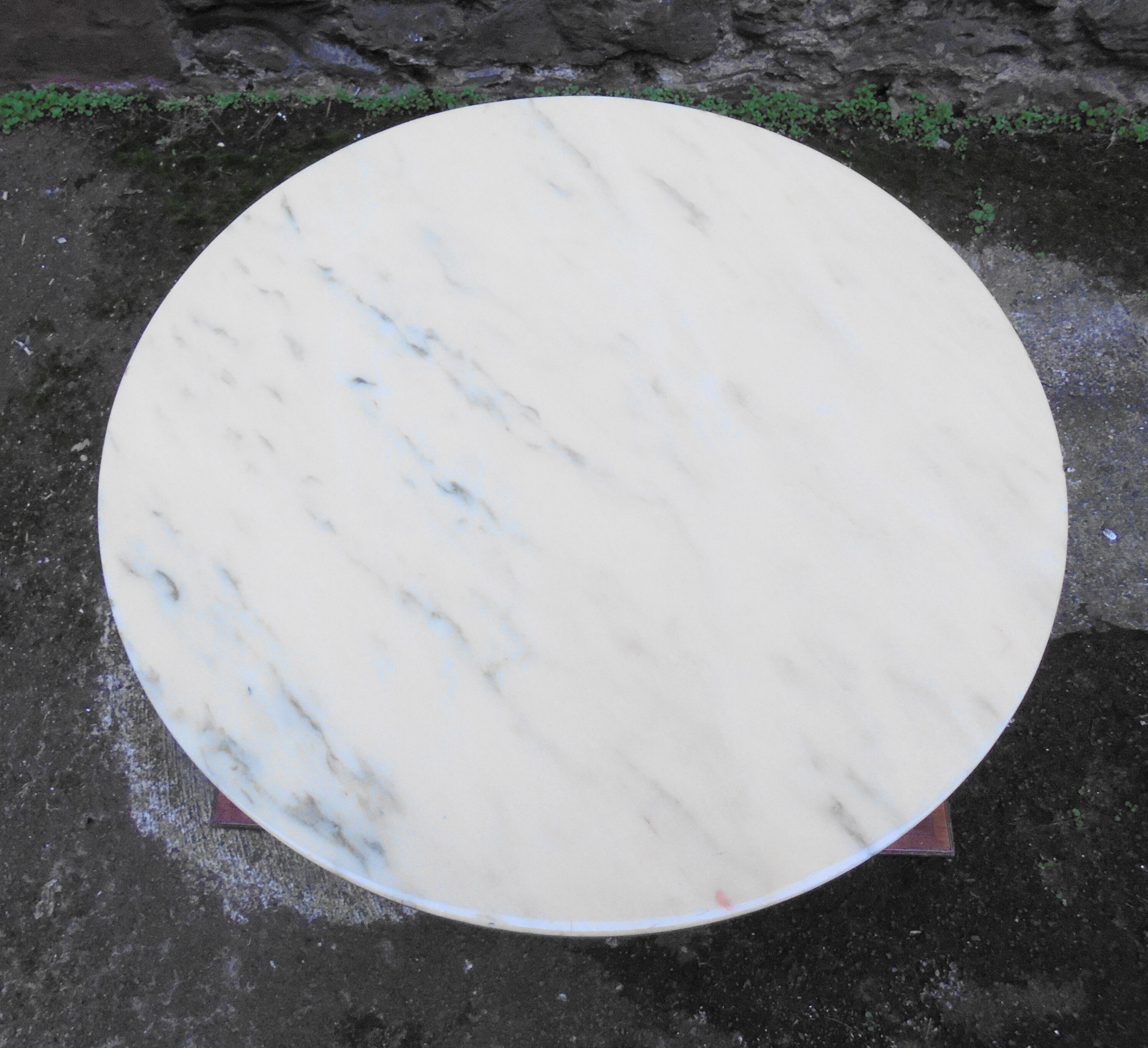 Round coffee table on tulip foot from the 70s