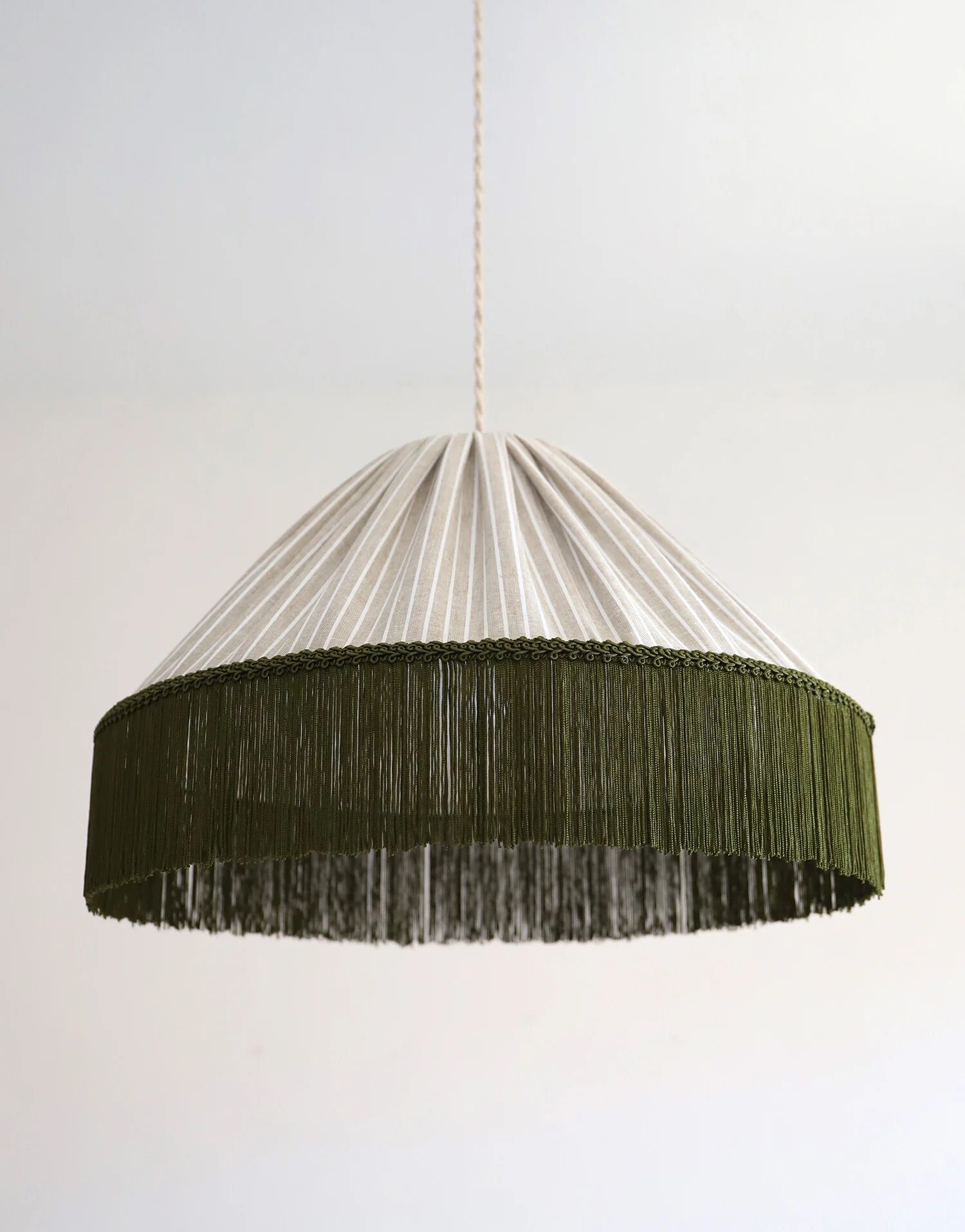 Suspension bella — rayures olive, franges bohème