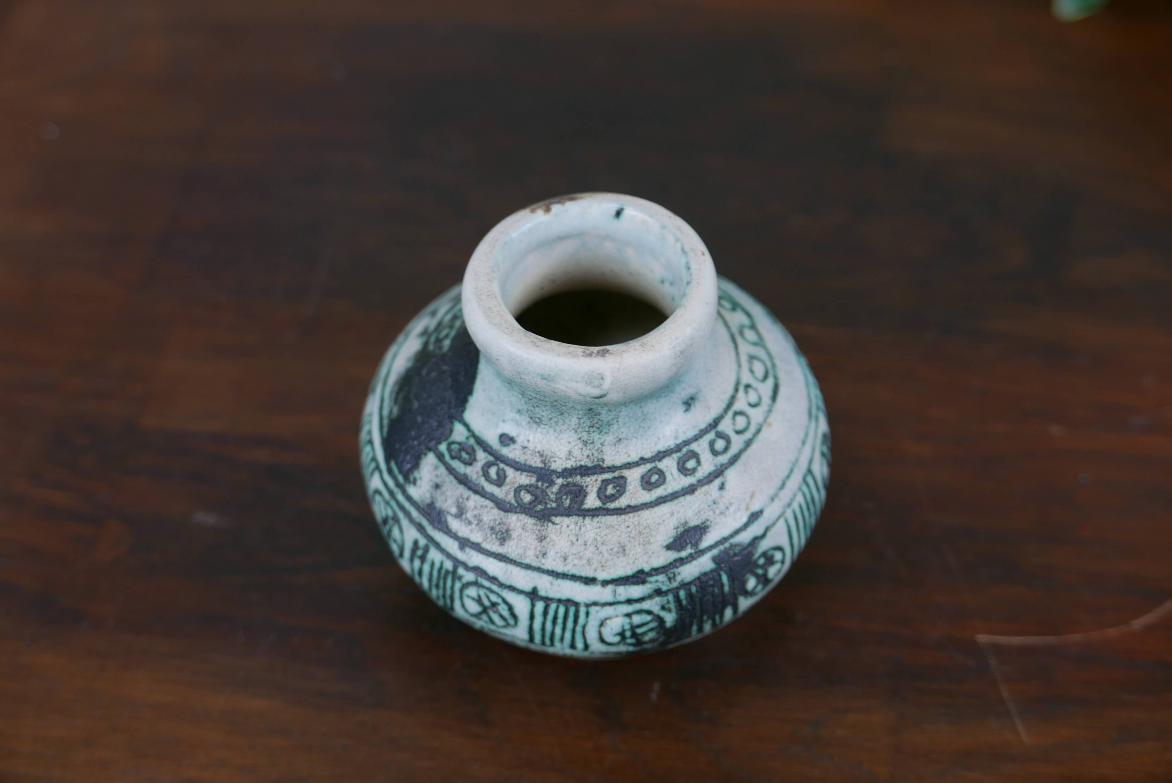 Petit vase signé Jacques Blin.