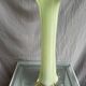 Vase soliflore en opaline vert pomme vintage