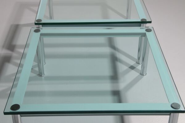 Table basse Cassina LC-10 par Le Corbusier – édition rare en verre bleu clair