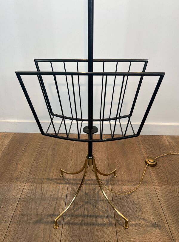 Lampadaire de parquet design en métal laqué noir et laiton intégrant un porte-revues