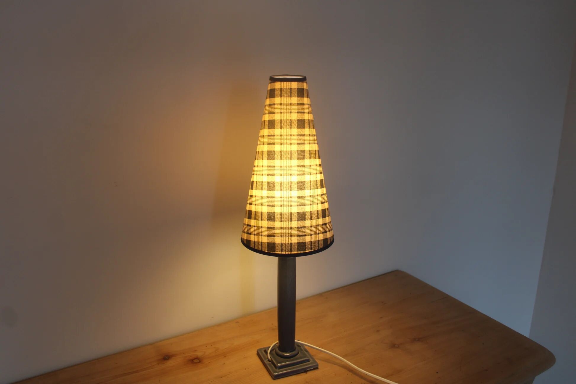 Vintage table lamp in bluish grey ceramic – Conical lampshade in Scottish tartan – 1970s/80s
