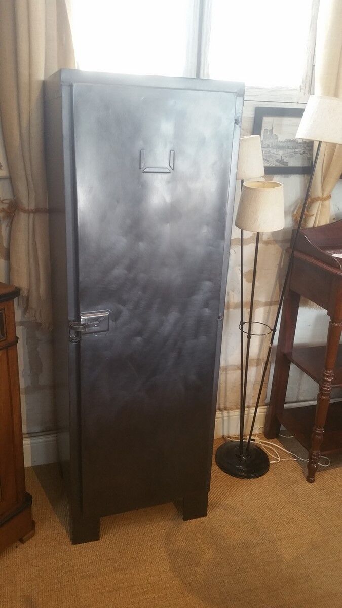 Armoire militaire ancienne en métal décapée et patinée