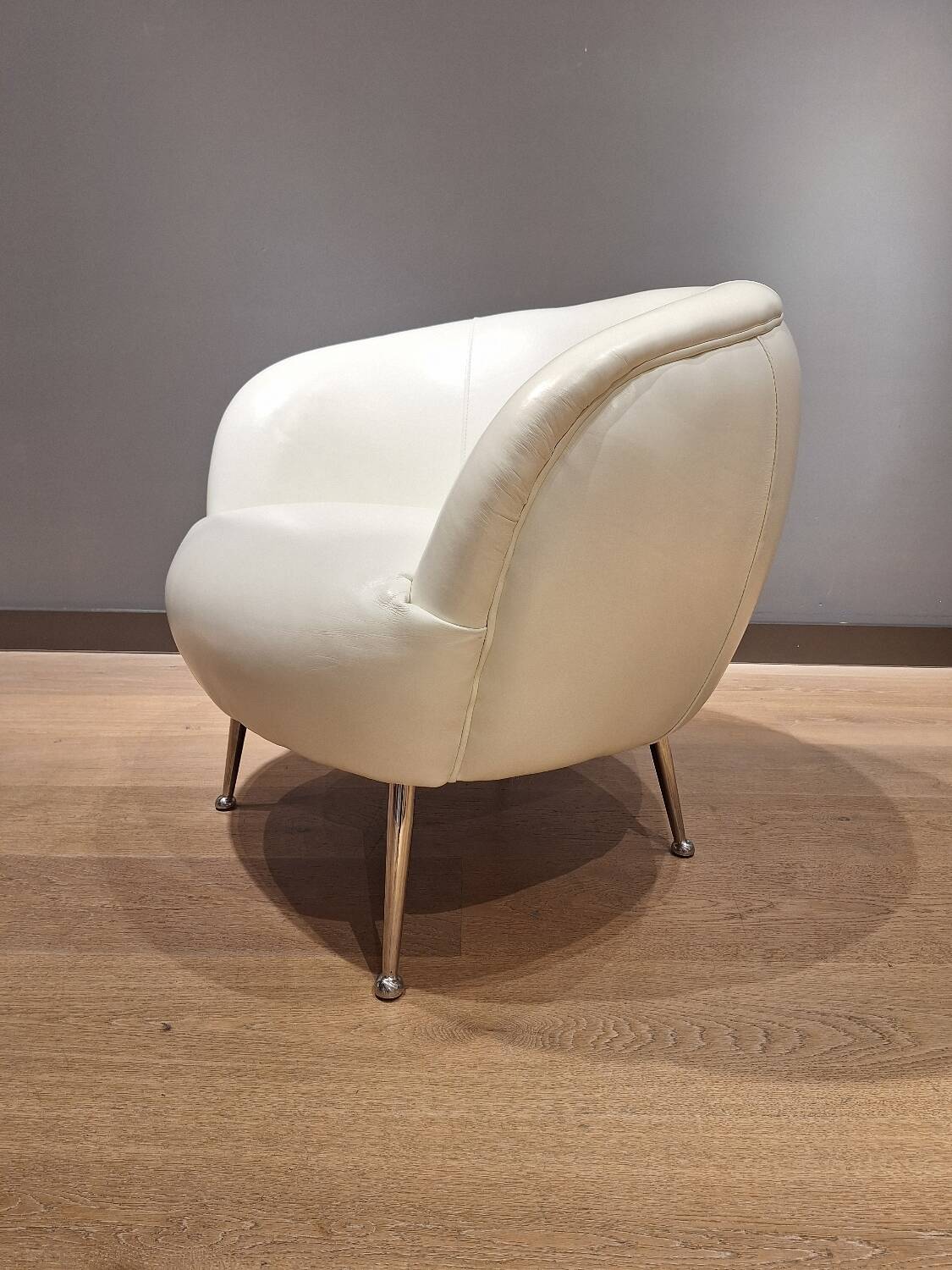 2 white leather armchairs, 1980s