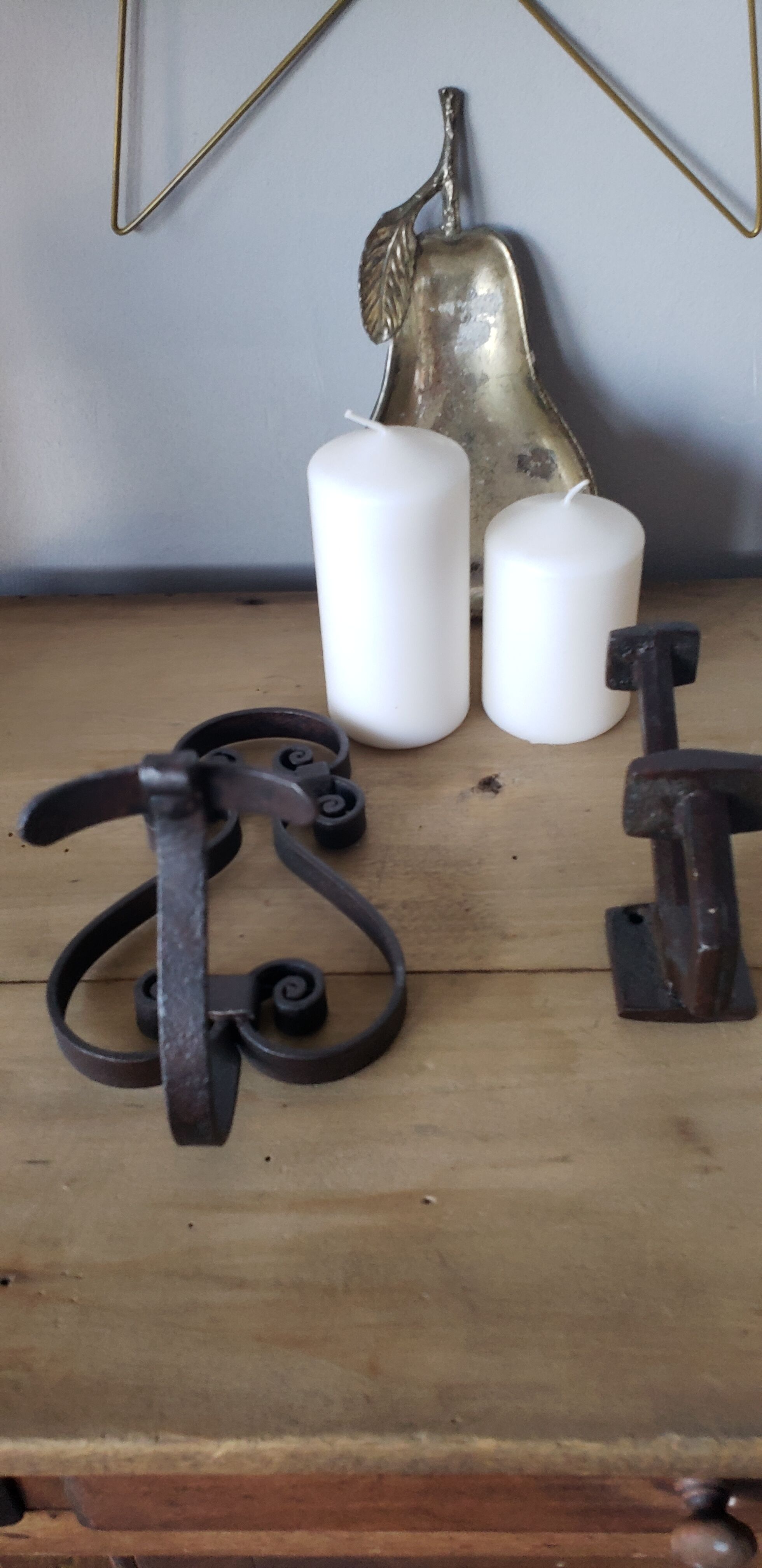 Iron pateres