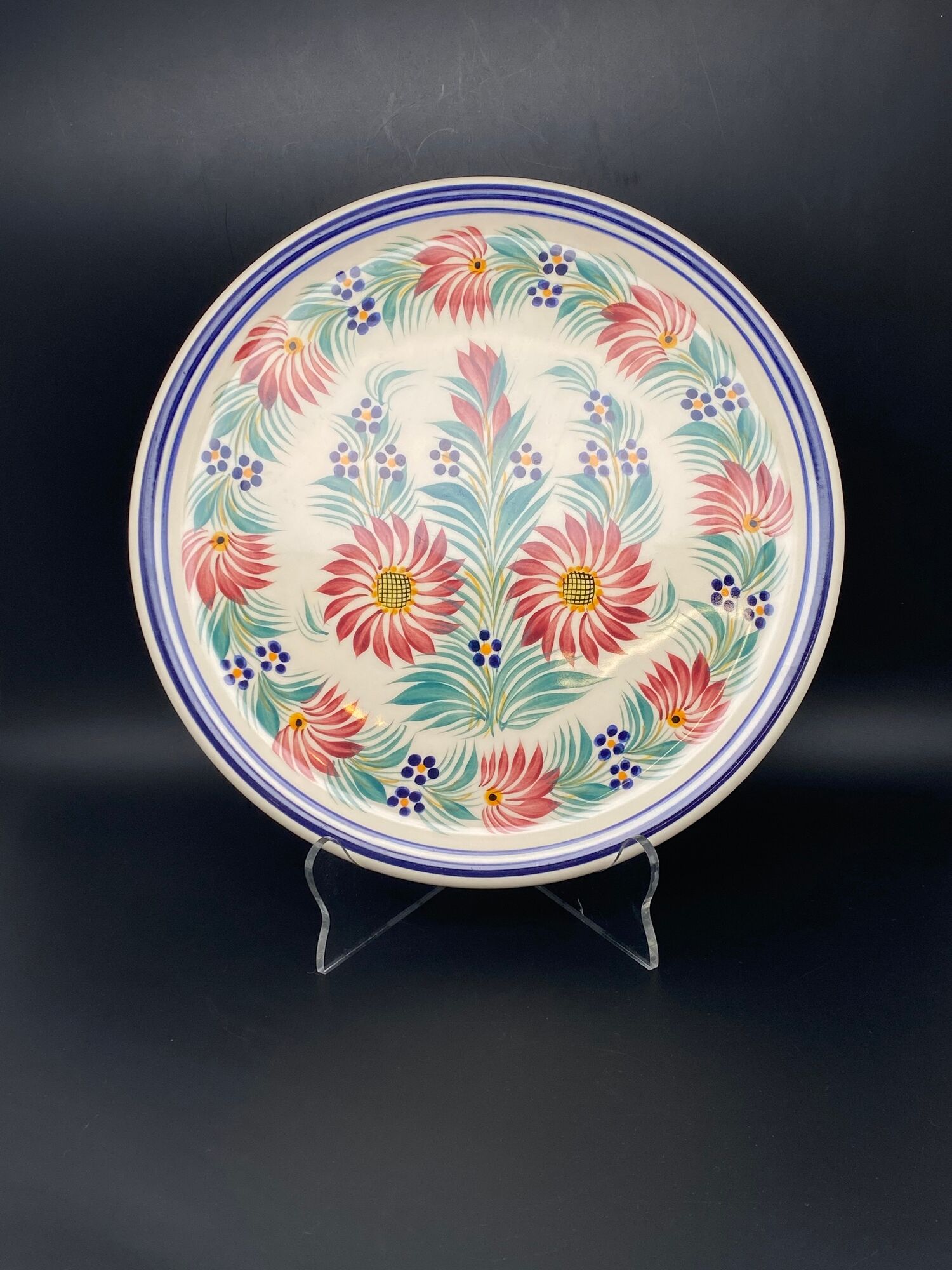 Serving dish and ceramic presentation of Quimper floral motif