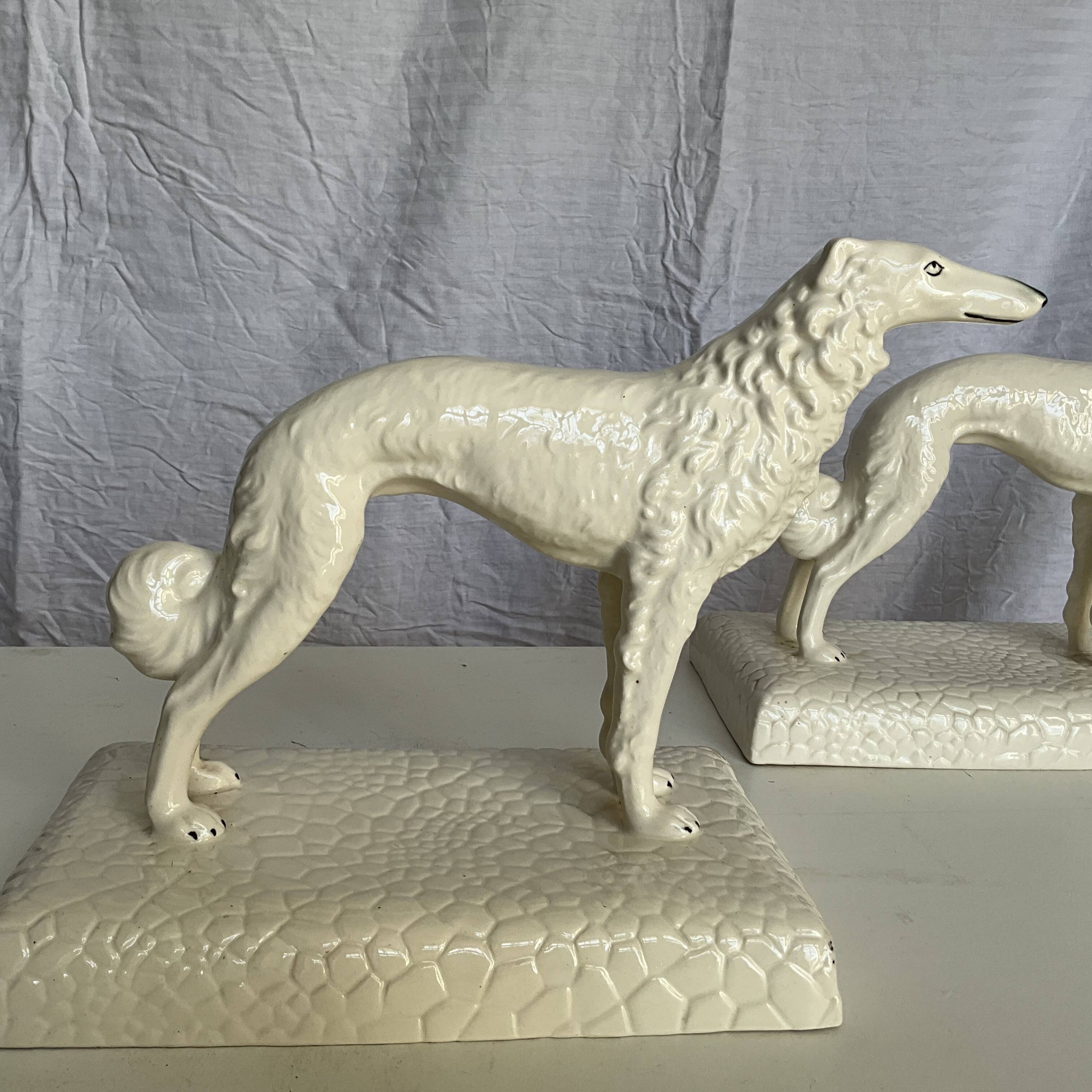 Rare paire de figurines en porcelaine de greyhound/borzoi. Tchécoslovaquie