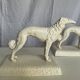 Rare paire de figurines en porcelaine de greyhound/borzoi. Tchécoslovaquie