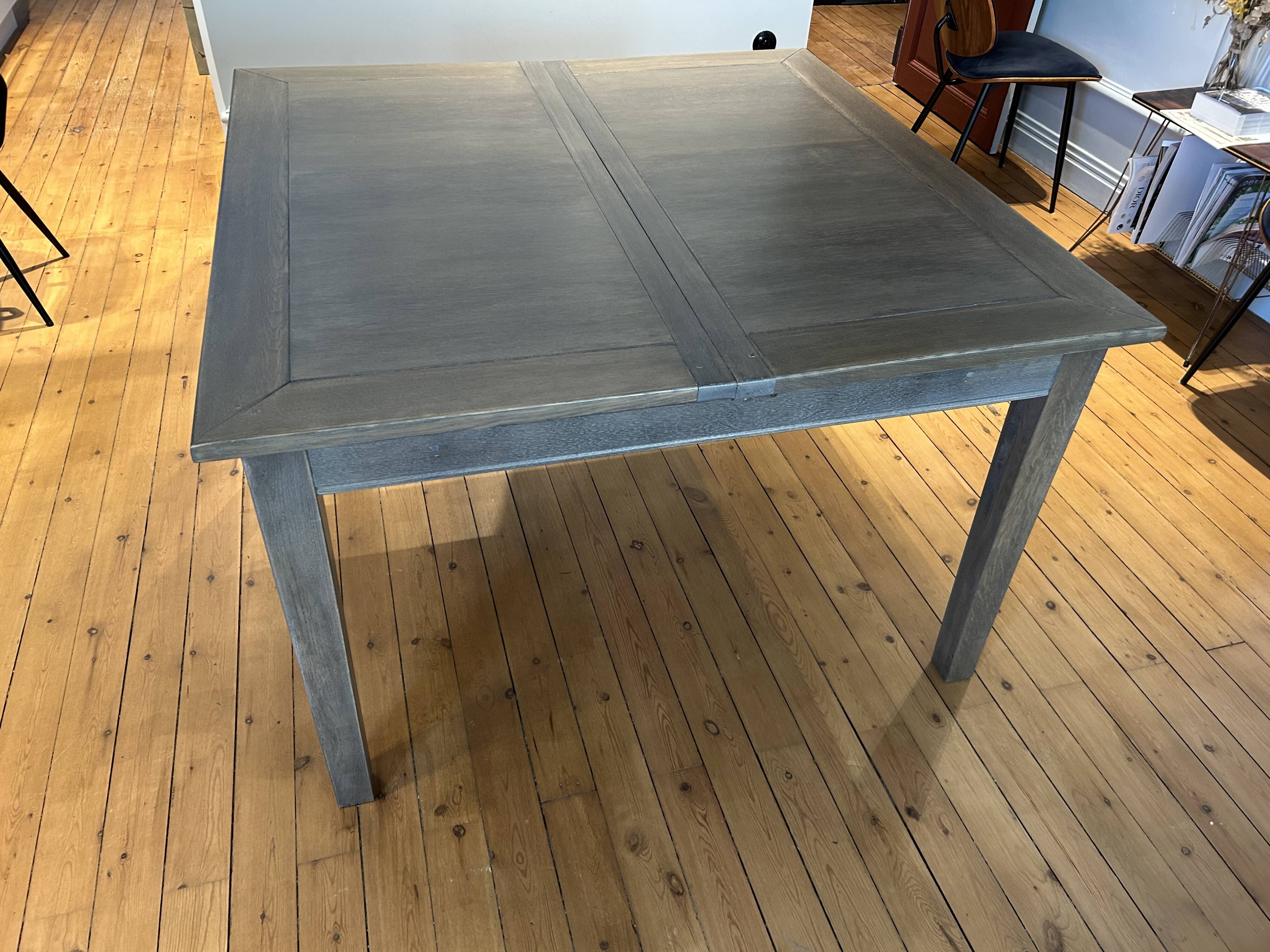 Extendable dining table
